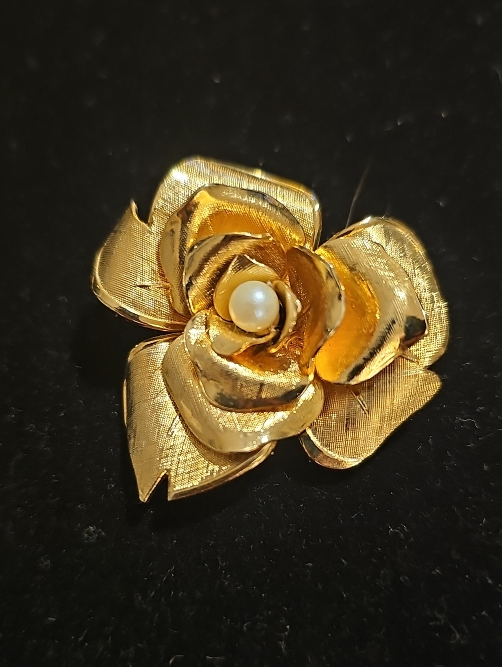 Vintag Gold Tone Flower Brooch with Pearl Center - Unbranded. Lovely